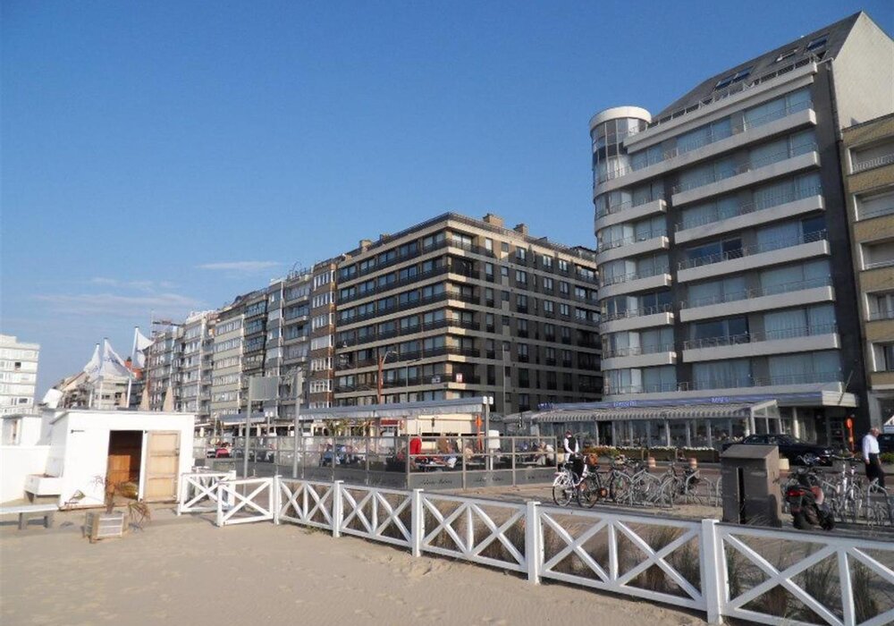 Superbe appartement d'angle intégralement rénové avec vue imprenable sur la plage et la mer, situé sur la digue de Knokke à quelques pas de la Place Rubens.