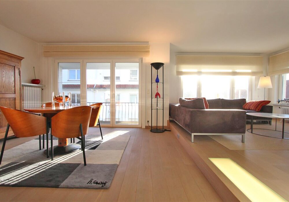 Ruim en lichtrijk hoekappartement met staanplaats.
