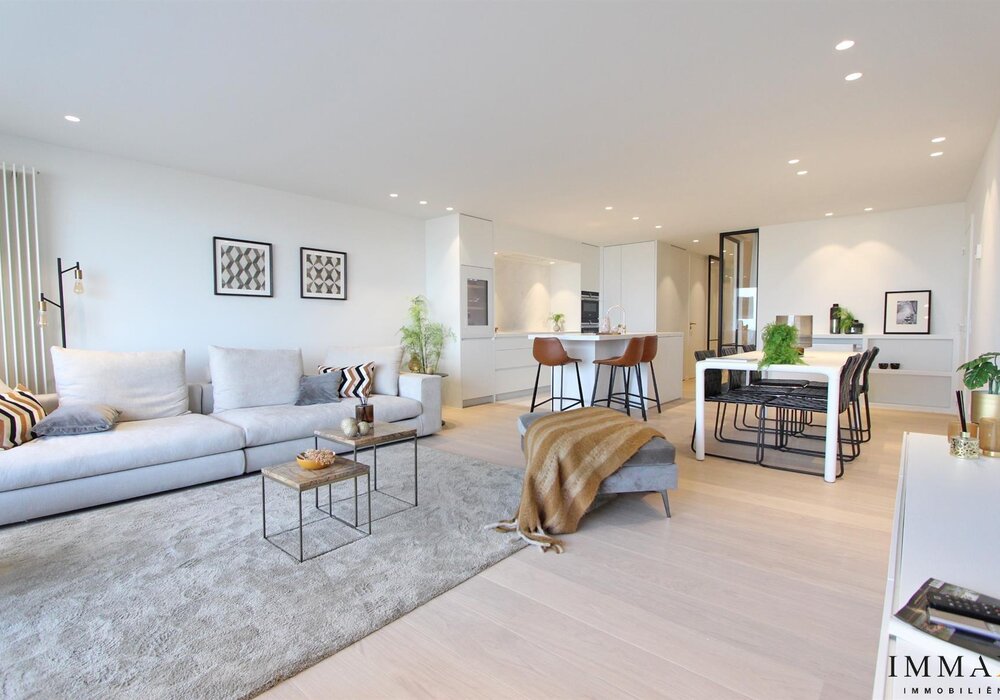 Prachtig gerenoveerd 3 slaapkamerappartement op de zeedijk.
