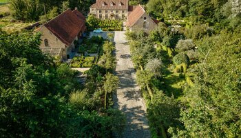 Landelijke B&B met bijgebouwen en unieke aangelegde tuin met weiland