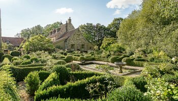 Landelijke B&B met bijgebouwen en unieke aangelegde tuin met weiland