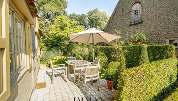 Landelijke B&B met bijgebouwen en unieke aangelegde tuin met weiland
