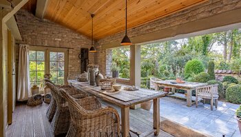 Landelijke B&B met bijgebouwen en unieke aangelegde tuin met weiland
