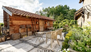 Landelijke B&B met bijgebouwen en unieke aangelegde tuin met weiland