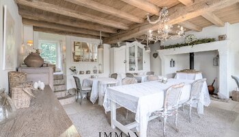 Landelijke B&B met bijgebouwen en unieke aangelegde tuin met weiland
