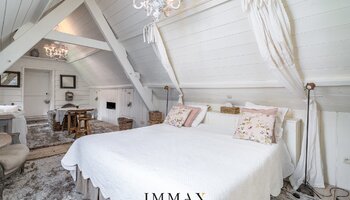 Landelijke B&B met bijgebouwen en unieke aangelegde tuin met weiland