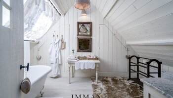 Landelijke B&B met bijgebouwen en unieke aangelegde tuin met weiland