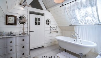 Landelijke B&B met bijgebouwen en unieke aangelegde tuin met weiland