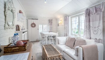 Landelijke B&B met bijgebouwen en unieke aangelegde tuin met weiland