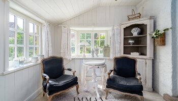 Landelijke B&B met bijgebouwen en unieke aangelegde tuin met weiland
