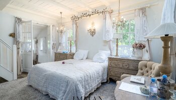 Landelijke B&B met bijgebouwen en unieke aangelegde tuin met weiland