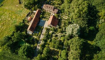 Landelijke B&B met bijgebouwen en unieke aangelegde tuin met weiland