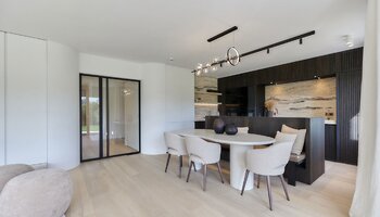 Gerenoveerd appartement, gelegen in prestigieuze villaresidentie 