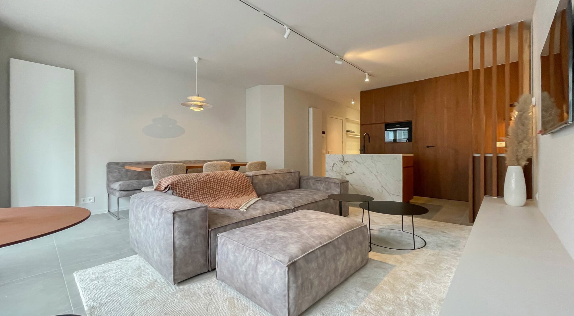 Luxueus gerenoveerd, zijdelings zeezicht appartement