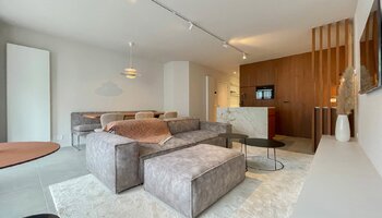 Luxueus gerenoveerd, zijdelings zeezicht appartement