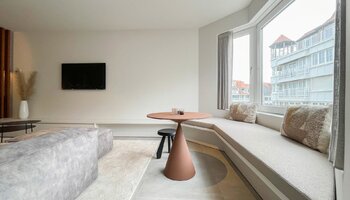 Luxueus gerenoveerd, zijdelings zeezicht appartement