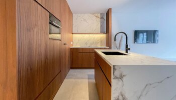 Luxueus gerenoveerd, zijdelings zeezicht appartement