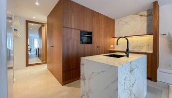 Luxueus gerenoveerd, zijdelings zeezicht appartement