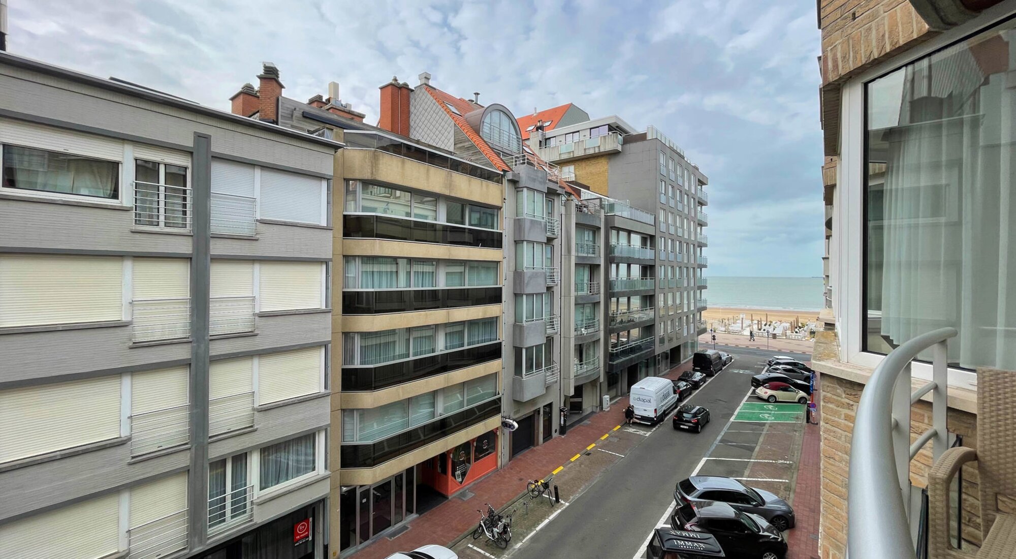 Luxueus gerenoveerd, zijdelings zeezicht appartement