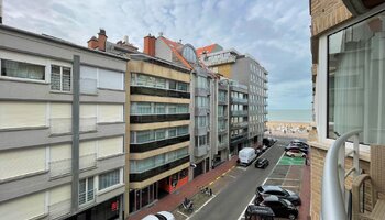 Luxueus gerenoveerd, zijdelings zeezicht appartement