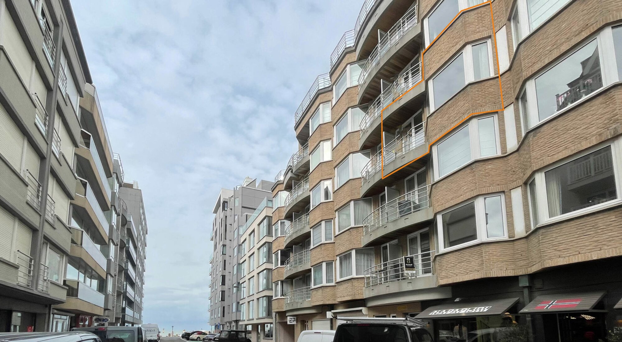 Luxueus gerenoveerd, zijdelings zeezicht appartement