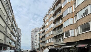 Luxueus gerenoveerd, zijdelings zeezicht appartement