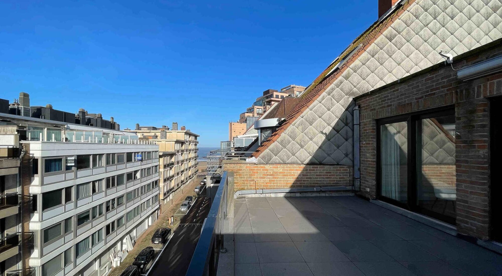 Prachtig gerenoveerde penthouse met lateraal zeezicht 