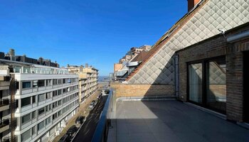 Prachtig gerenoveerde penthouse met lateraal zeezicht 