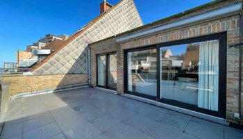 Prachtig gerenoveerde penthouse met lateraal zeezicht 