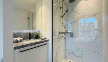 Prachtig gerenoveerde penthouse met lateraal zeezicht 