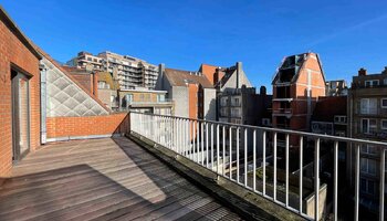 Prachtig gerenoveerde penthouse met lateraal zeezicht 