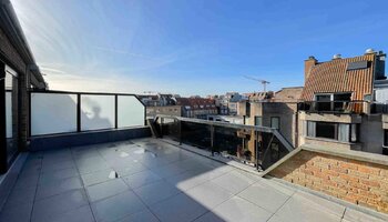 Prachtig gerenoveerde penthouse met lateraal zeezicht 