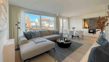 Prachtig gerenoveerde penthouse met lateraal zeezicht 