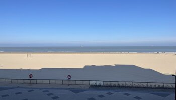 Luxueus gerenoveerd 3SK-appartement met frontaal zeezicht 