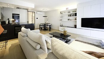 Luxueus gerenoveerd en gemeubeld app. met zijdelings zeezicht 
