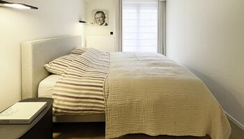 Luxueus gerenoveerd en gemeubeld app. met zijdelings zeezicht 