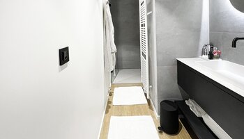 Luxueus gerenoveerd en gemeubeld app. met zijdelings zeezicht 