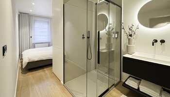 Luxueus gerenoveerd en gemeubeld app. met zijdelings zeezicht 