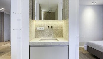 Appartement d'angle sublimement rénové avec vue dégagée sur le Casino & La Réserve  