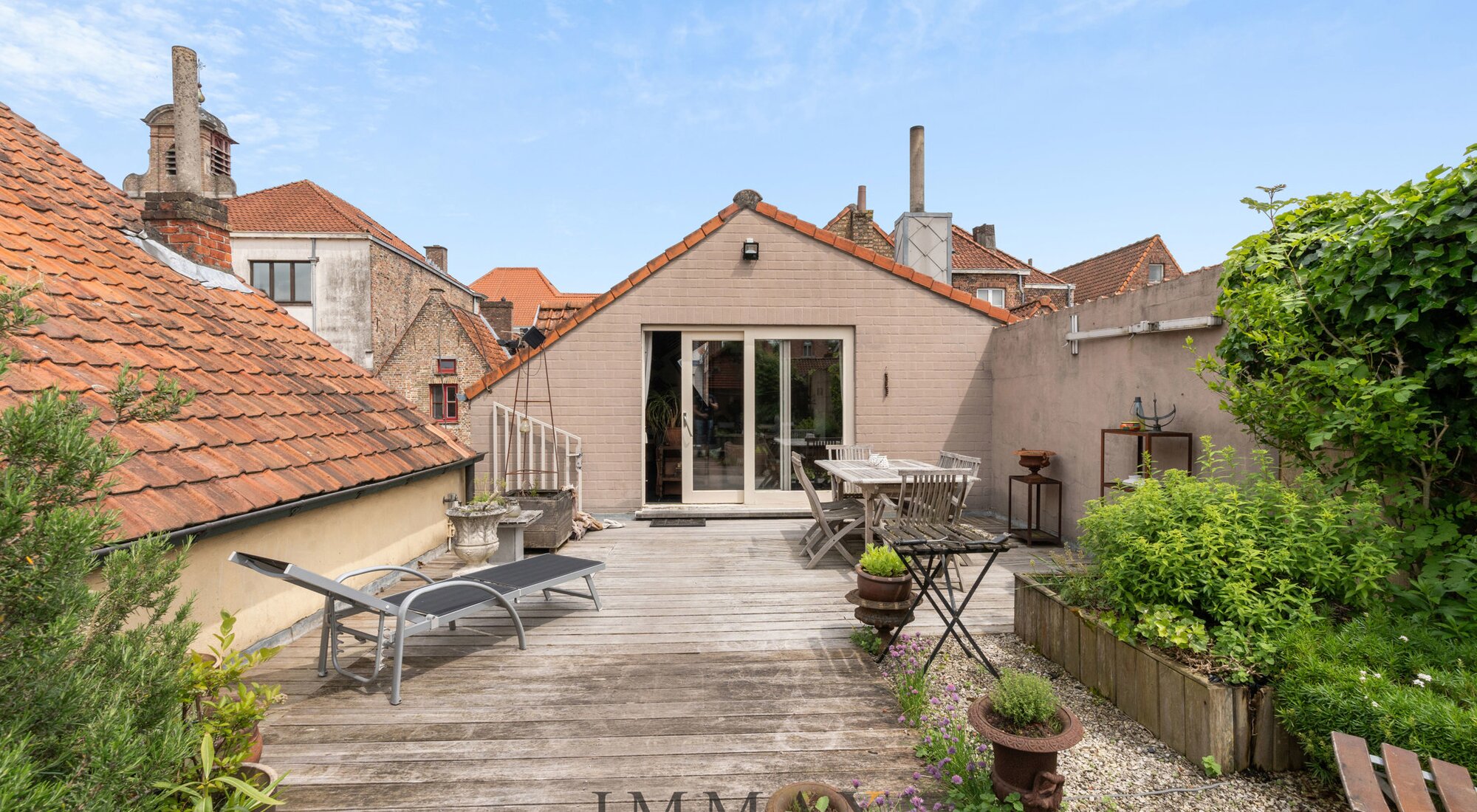 Authentiek handelshuis met handelsgelijkvloers/woning en ruim polyvalent magazijn/atelier