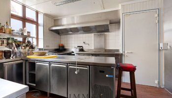 Polyvalent handelshuis met horecazaak/privéwoning/ruim terras/privé-parking
