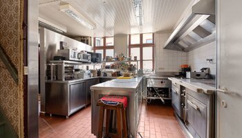 Polyvalent handelshuis met horecazaak/privéwoning/ruim terras/privé-parking