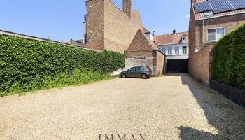 Polyvalent handelshuis met horecazaak/privéwoning/ruim terras/privé-parking