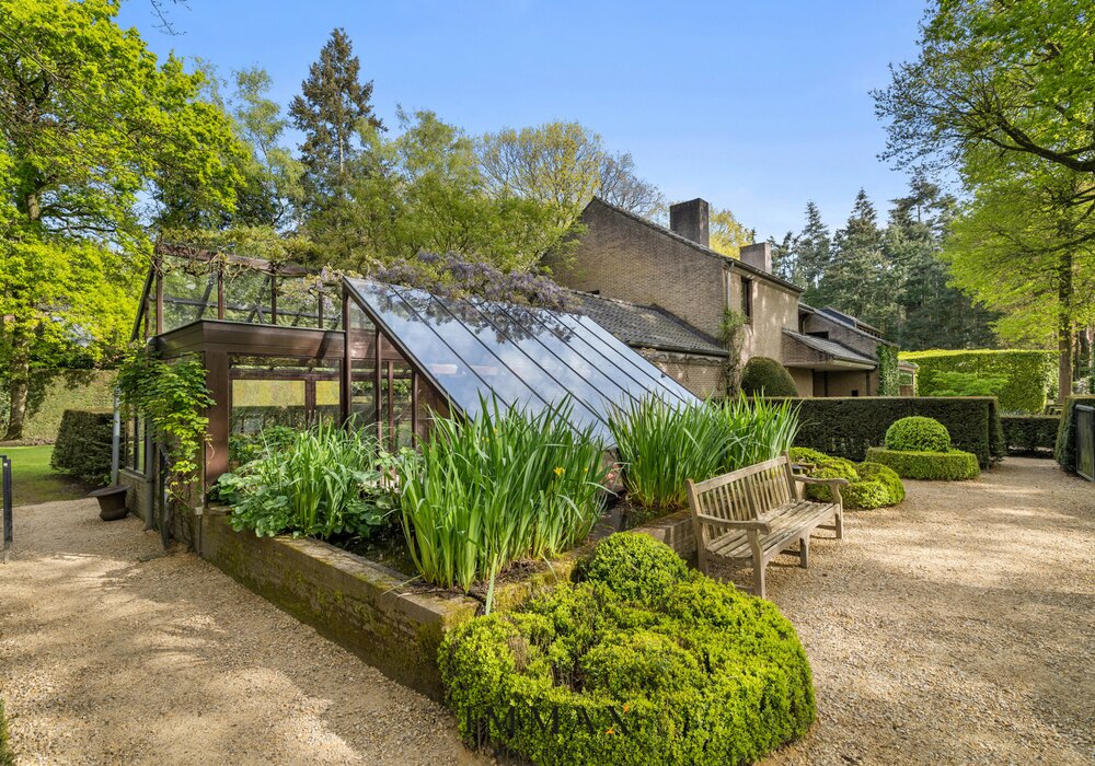 Architecturale villa met prachtige tuin