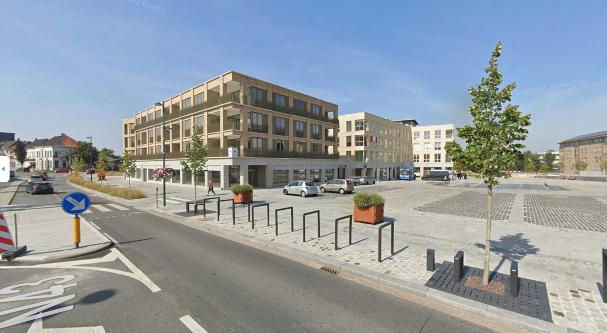 Immeuble commercial situé au centre, le long d'une route très fréquentée (N43)