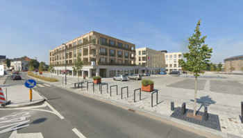 Immeuble commercial situé au centre, le long d'une route très fréquentée (N43)