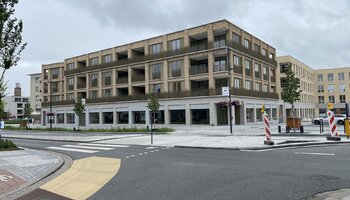 Immeuble commercial situé au centre, le long d'une route très fréquentée (N43)