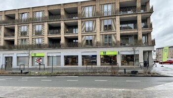 Immeuble commercial situé au centre, le long d'une route très fréquentée (N43)