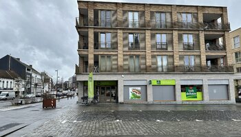 Immeuble commercial situé au centre, le long d'une route très fréquentée (N43)