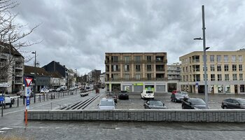 Immeuble commercial situé au centre, le long d'une route très fréquentée (N43) 